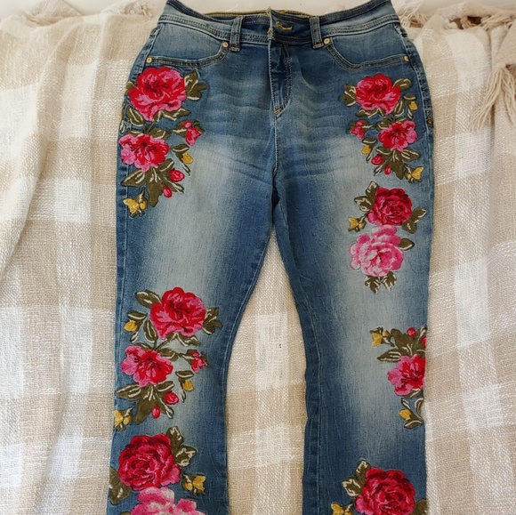 INC International Concepts Petite Curvy Embroidered Cropped Jeans White 2P 6P